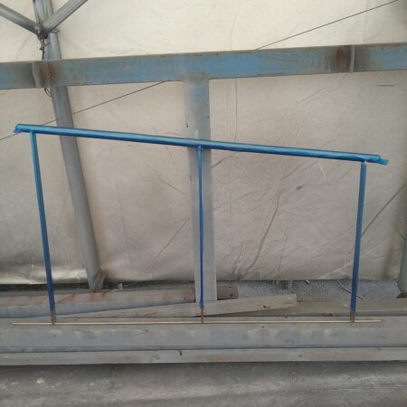 現場取付を待つステンレス製手摺。傷防止の養生を施し、出荷準備が整った状態