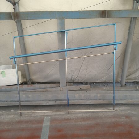 自社工場で製作したステンレス手摺の全体像。図面作成から製作まで一貫対応