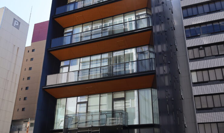 名古屋市内のオフィスビル竣工写真。袖壁アルミカットパネル、笠木、幕板を自社で一貫施工　金属工事　金属パネル