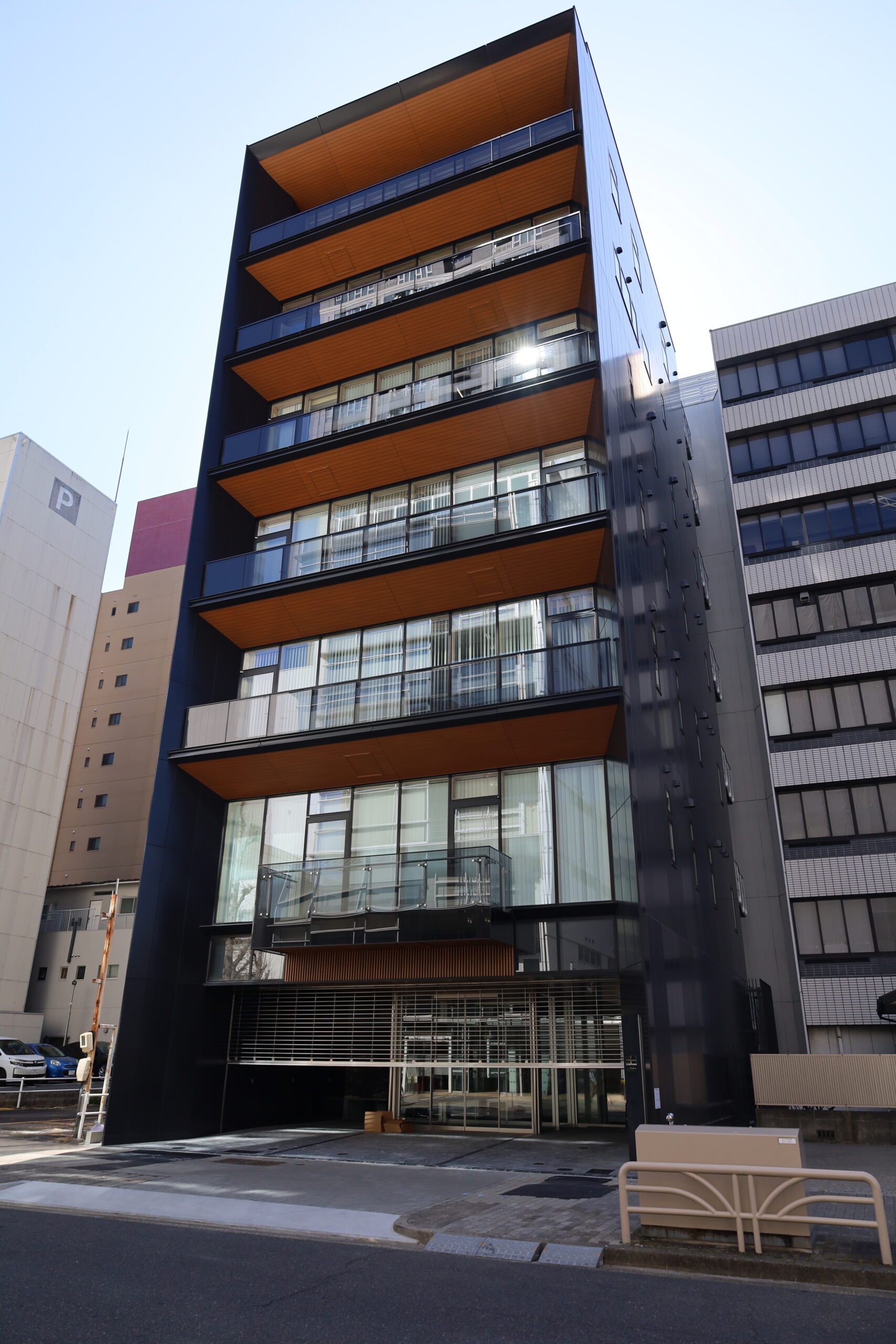 名古屋市内のオフィスビル竣工写真。袖壁アルミカットパネル、笠木、幕板を自社で一貫施工　金属工事　金属パネル