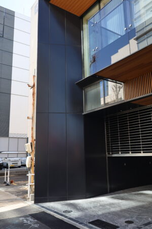 名古屋市オフィスビルの袖壁アルミカットパネル施工例。アルミカットパネル 金属工事 金属パネル