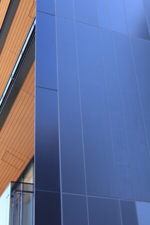 外壁ALCと目地を合わせたアルミカットパネルの施工例。設計の意図を汲み、施工図から調整。