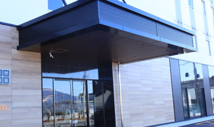 ホテル入り口のアルミ幕板パネル施工例。目地の通りとシャープな水平ラインを追求した納まり　金属工事　アルミパネル