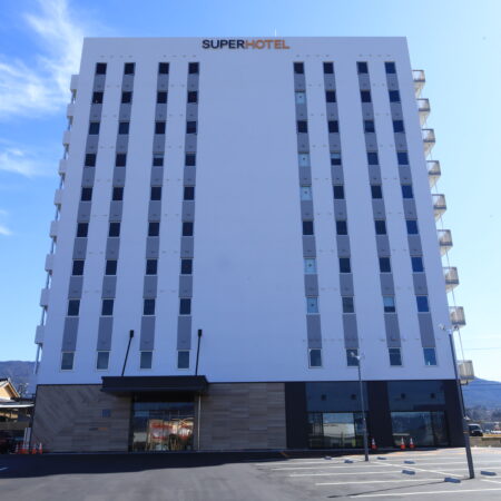 岐阜県中津川市のホテル竣工写真。エントランスのアルミ幕板パネルを施工図から自社施工。金属パネル　金属工事