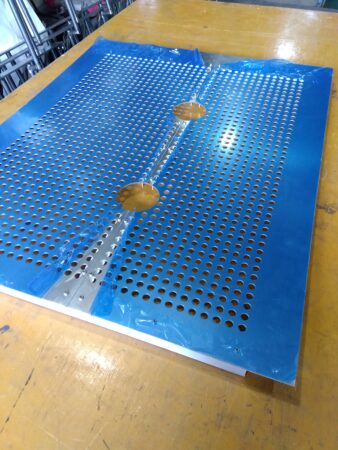 東海エリアで短納期対応するタレットパンチプレス加工　特注SUSパネル　名古屋の金属工事