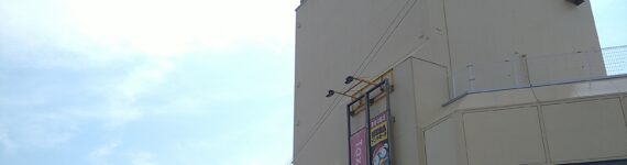 静岡県浜松市の商業施設でアルミ笠木の施工を行いました。 金属パネル加工、金属工事のことならおまかせください