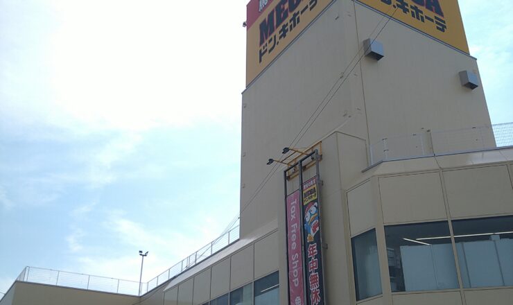 静岡県浜松市の商業施設でアルミ笠木の施工を行いました。 金属パネル加工、金属工事のことならおまかせください