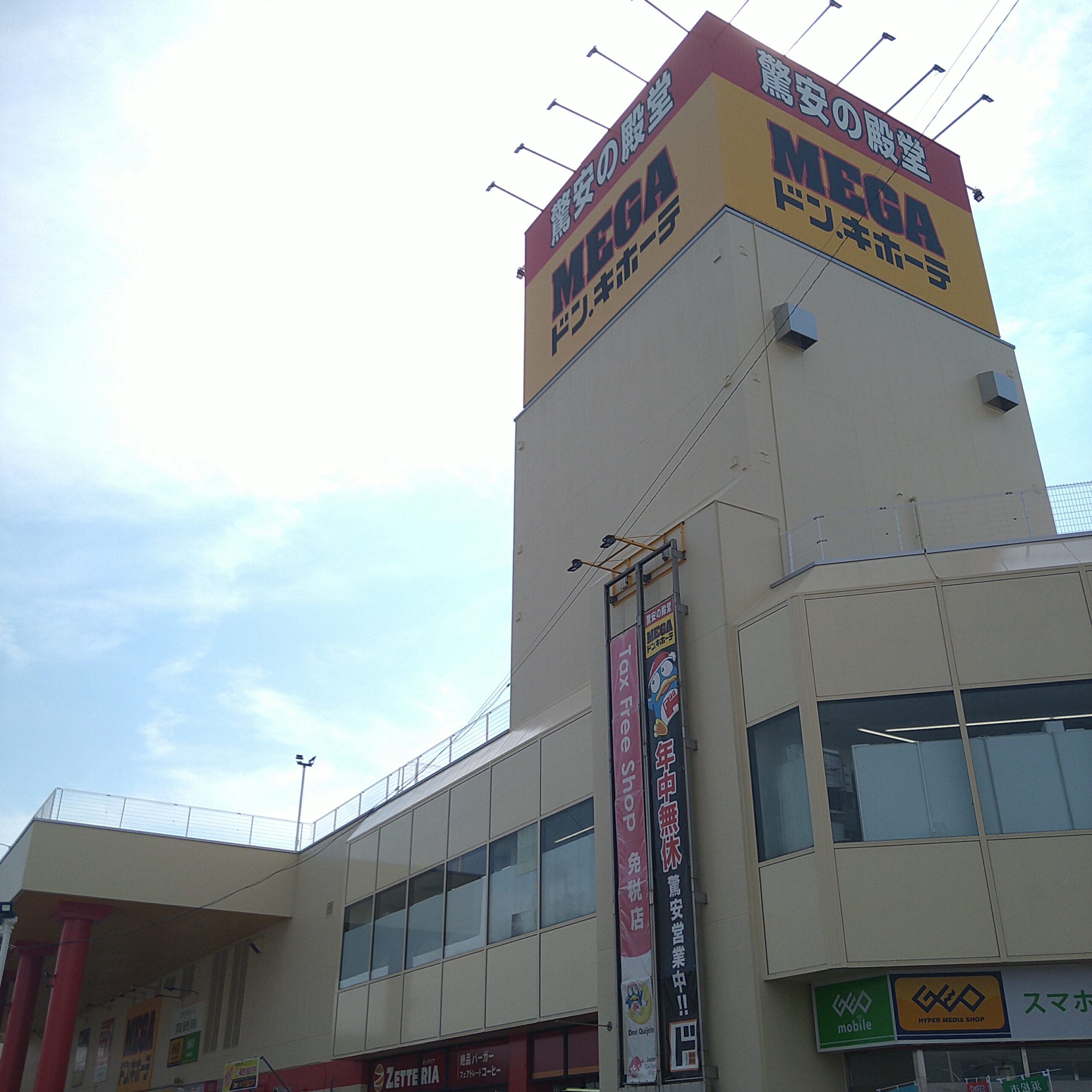 静岡県浜松市の商業施設でアルミ笠木の施工を行いました。 金属パネル加工、金属工事のことならおまかせください